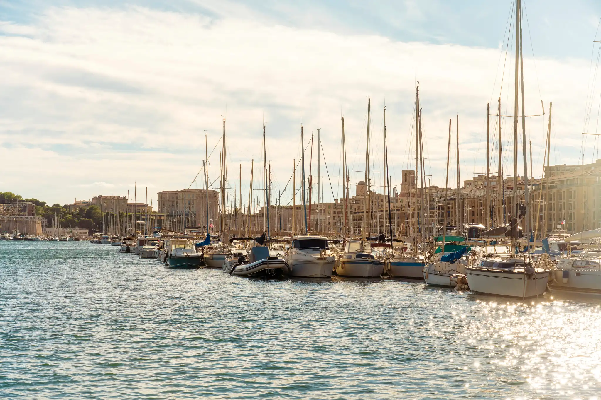 Port de plaisance avec des voiliers amarrés devant la ville
