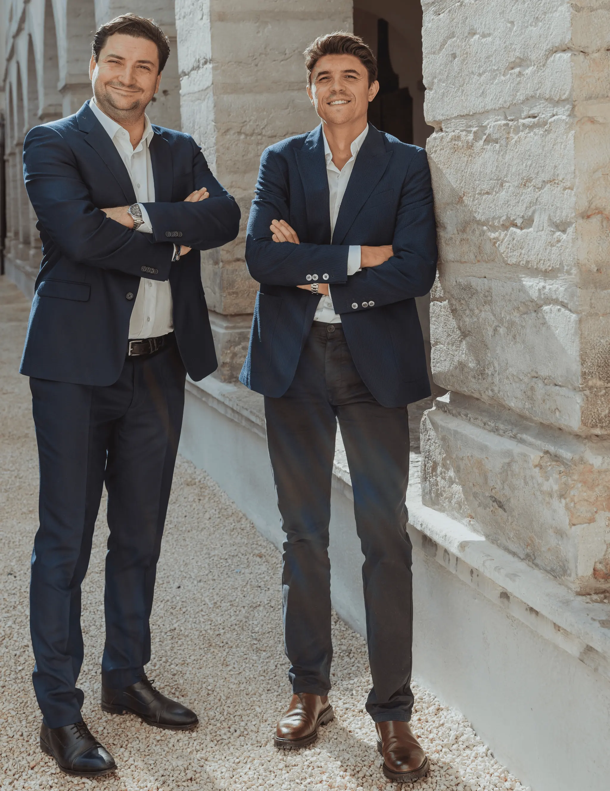 Victor Legendre et Bertrand Moutte, avocats associés fondateurs de Bastyde Avocats, devant des arcades de pierre